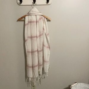 •pink and white scarf•